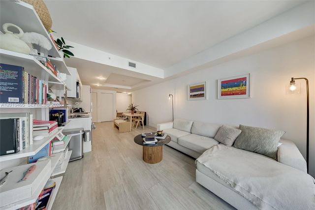 55 SW 9th St 2109, Miami, FL 33130