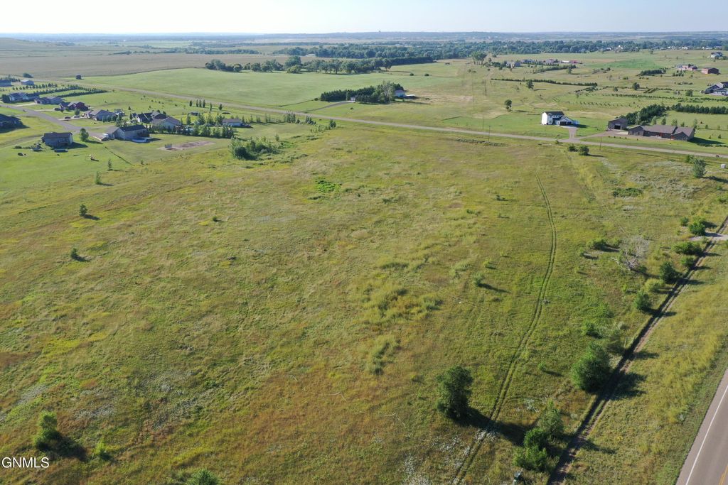 6308 66th Street SE, Bismarck, ND 58504 photo 2