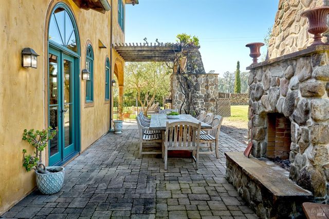 21000 8th St E, Sonoma, CA 95476