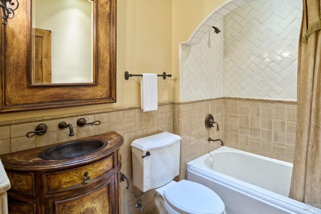 21000 8th St E, Sonoma, CA 95476