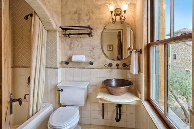 21000 8th St E, Sonoma, CA 95476