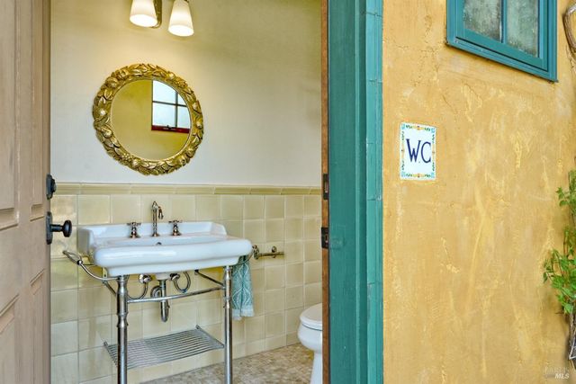 21000 8th St E, Sonoma, CA 95476