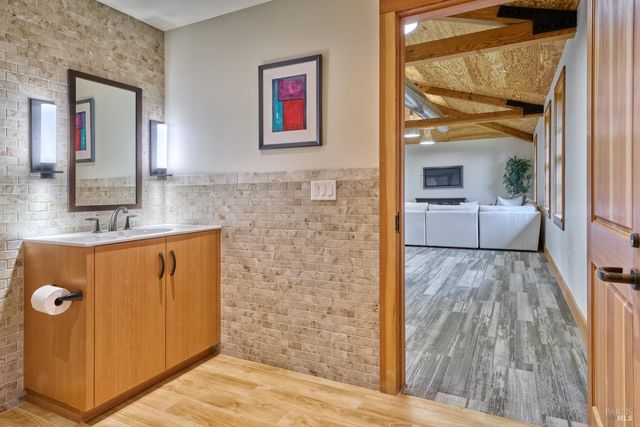 21000 8th St E, Sonoma, CA 95476