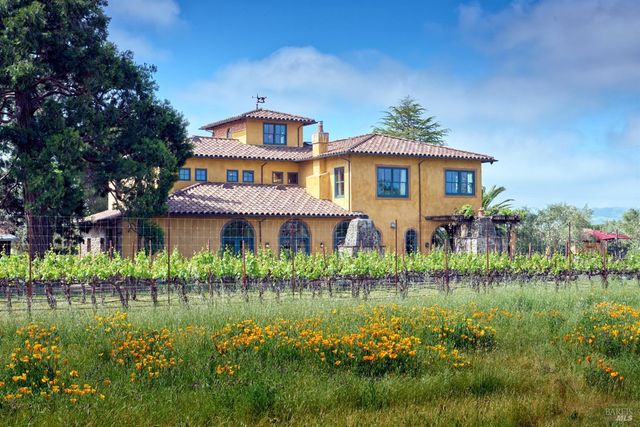 21000 8th St E, Sonoma, CA 95476