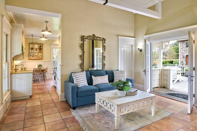 21000 8th St E, Sonoma, CA 95476