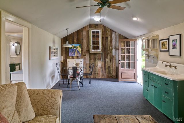 21000 8th St E, Sonoma, CA 95476