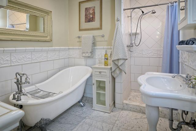 21000 8th St E, Sonoma, CA 95476