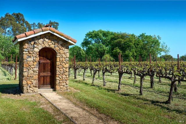 21000 8th St E, Sonoma, CA 95476