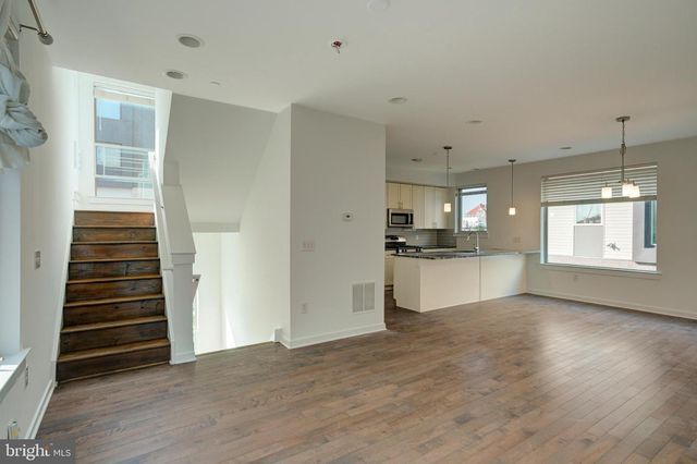 2104 KENSINGTON WALK, Philadelphia, PA 19125