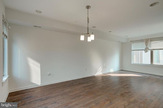 2104 KENSINGTON WALK, Philadelphia, PA 19125