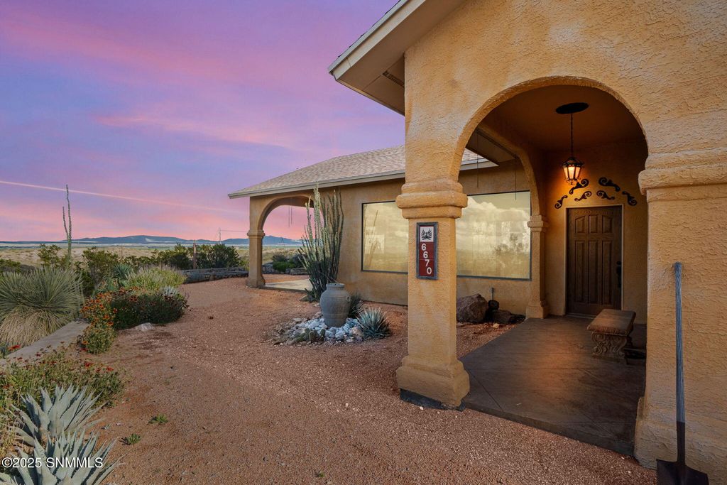 6670 Camino Secreto, La Mesa, NM 88044