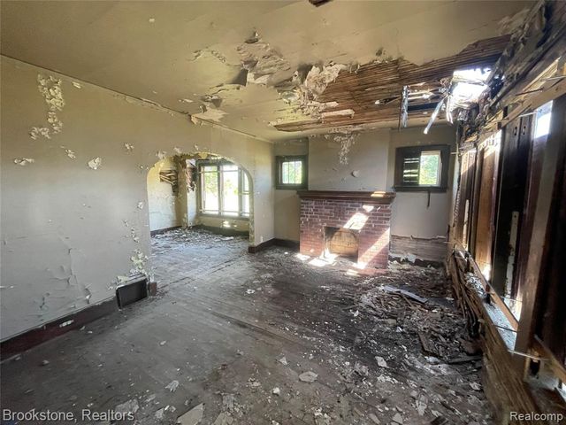 12610 Hamburg Street, Detroit, MI 48205