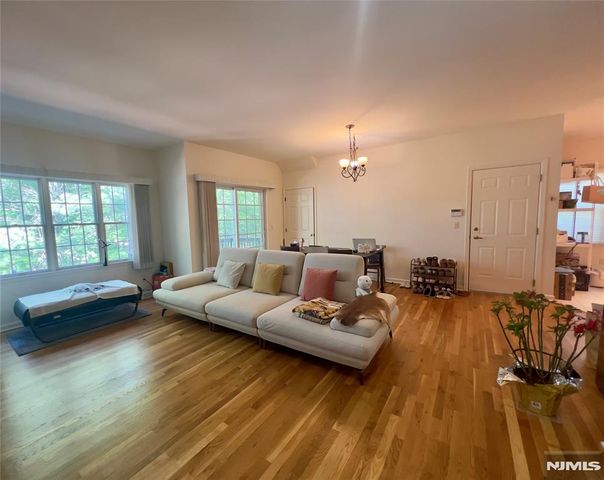 100 Stonegate Trail 1, Cresskill, NJ 07626