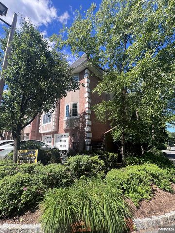 100 Stonegate Trail 1, Cresskill, NJ 07626