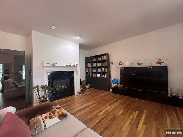 100 Stonegate Trail 1, Cresskill, NJ 07626