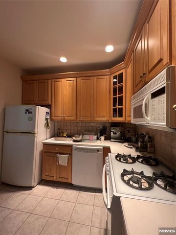 100 Stonegate Trail 1, Cresskill, NJ 07626