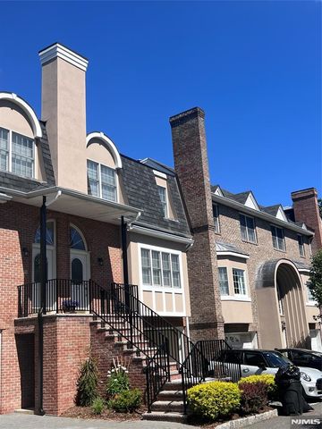 100 Stonegate Trail 1, Cresskill, NJ 07626