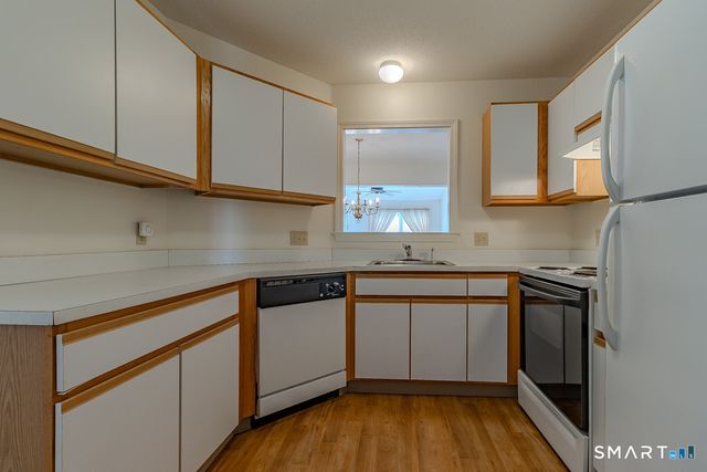 872 Glacier Way 872, Southington, CT 06489