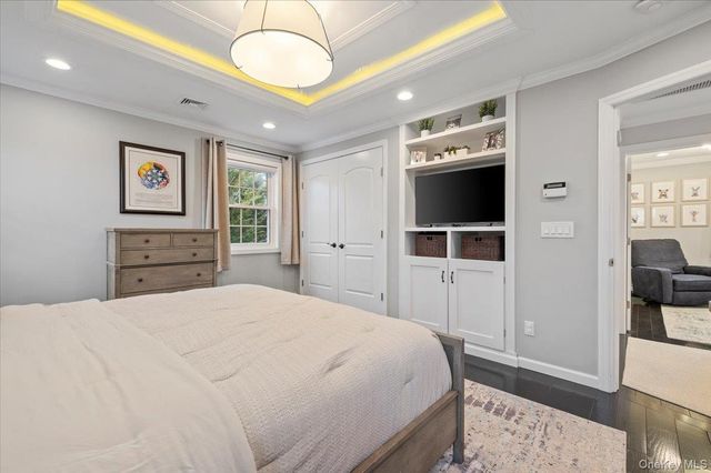 45 Winthrop Road, Plainview, NY 11803