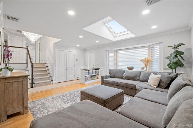 45 Winthrop Road, Plainview, NY 11803