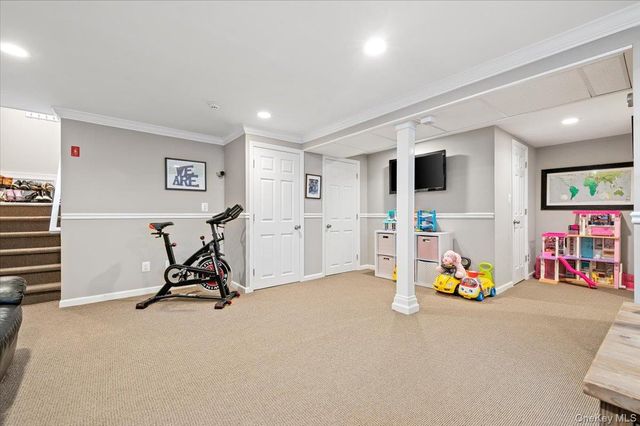 45 Winthrop Road, Plainview, NY 11803