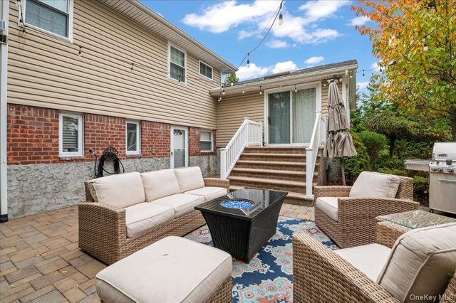 45 Winthrop Road, Plainview, NY 11803