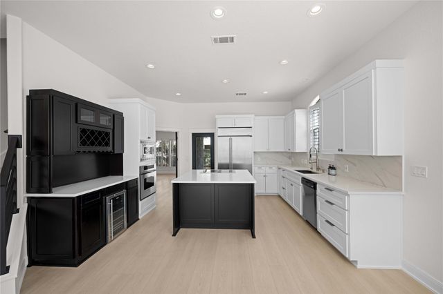 11 Treehaven LN, The Hills, TX 78738