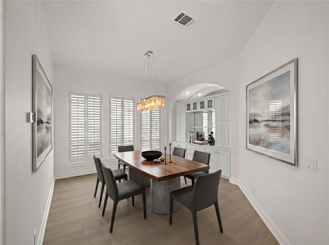 11 Treehaven LN, The Hills, TX 78738