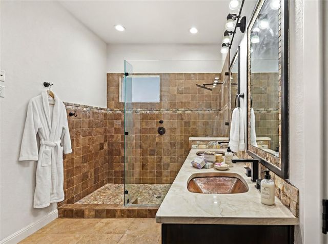 11 Treehaven LN, The Hills, TX 78738