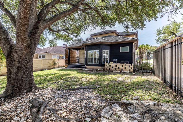 11 Treehaven LN, The Hills, TX 78738