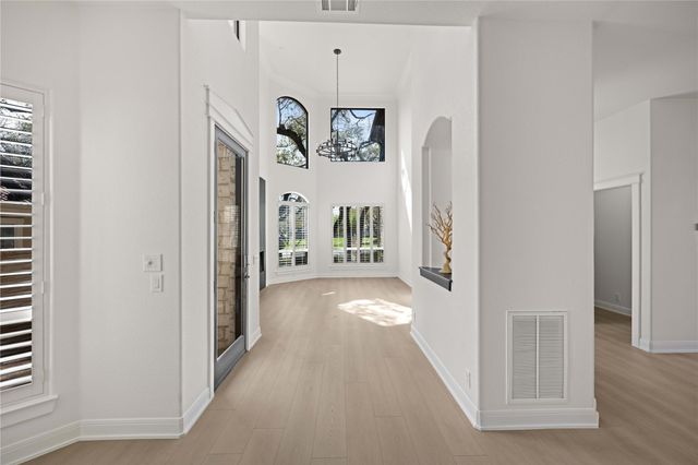 11 Treehaven LN, The Hills, TX 78738