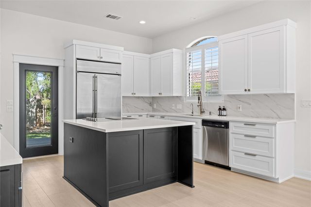 11 Treehaven LN, The Hills, TX 78738