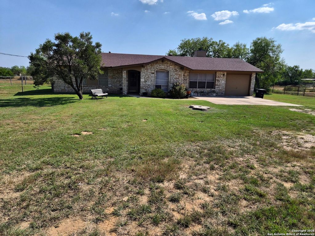 8020 W Dixon, Somerset, TX 78069