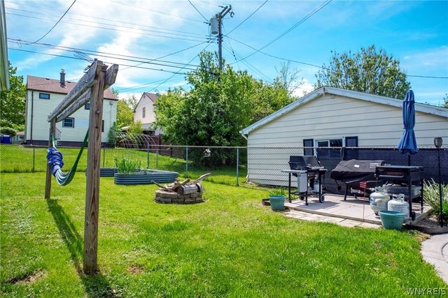 5079 Chapman Parkway, Hamburg, NY 14075