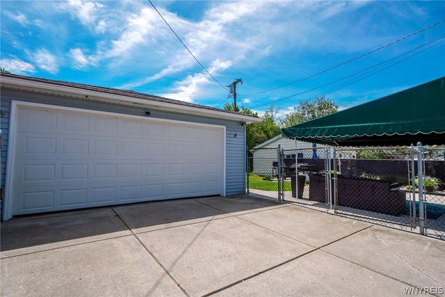 5079 Chapman Parkway, Hamburg, NY 14075