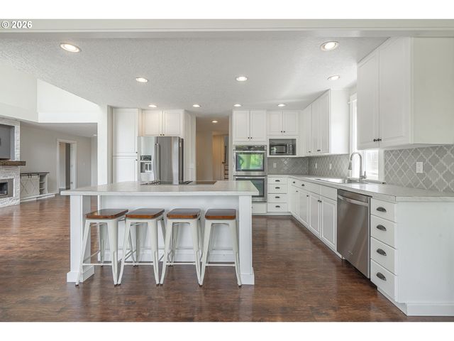 2380 EMMETT Dr Nw, Salem, OR 97304