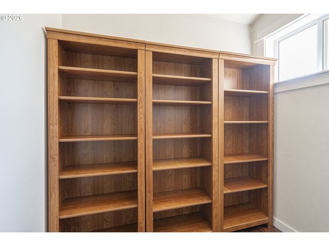 2380 EMMETT Dr Nw, Salem, OR 97304
