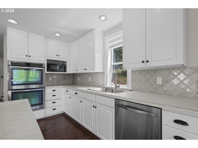 2380 EMMETT Dr Nw, Salem, OR 97304