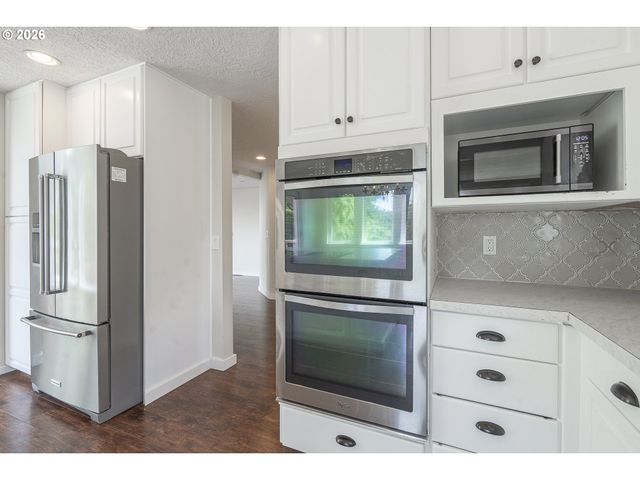 2380 EMMETT Dr Nw, Salem, OR 97304