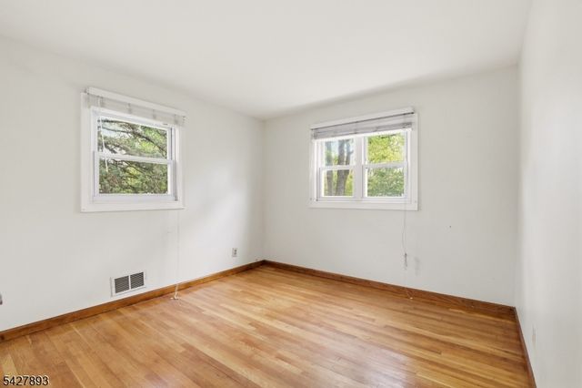 721 Beechwood Rd, Linden City, NJ 07036