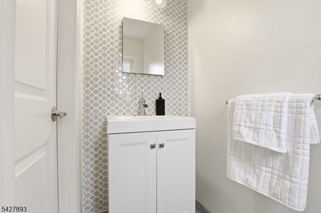 721 Beechwood Rd, Linden City, NJ 07036