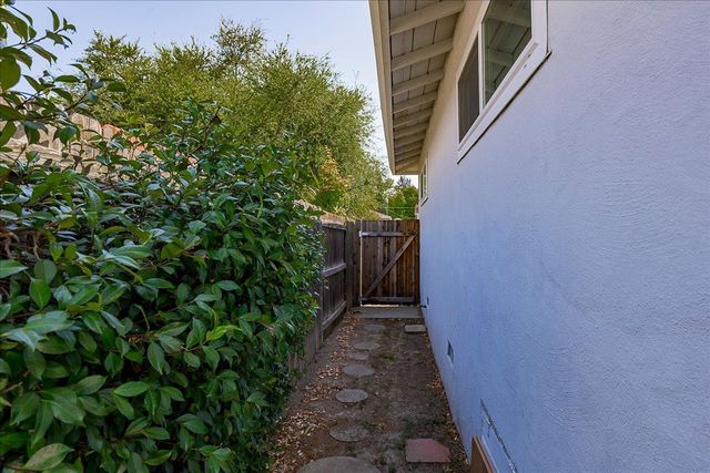 1045 Aidan Ave, Sacramento, CA 95822