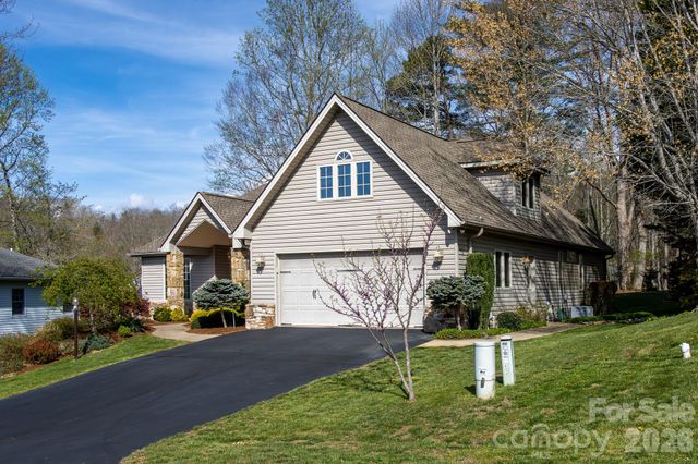 113 Fairway Knoll Drive, Hendersonville, NC 28739