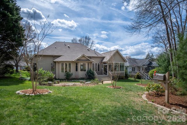113 Fairway Knoll Drive, Hendersonville, NC 28739