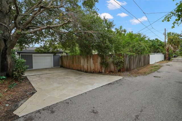 446 37TH AVENUE NE, St Petersburg, FL 33704