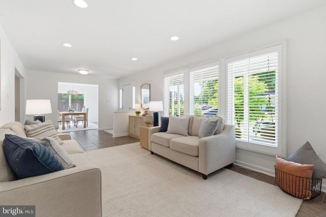 5211 STONINGTON DR, Fairfax, VA 22032