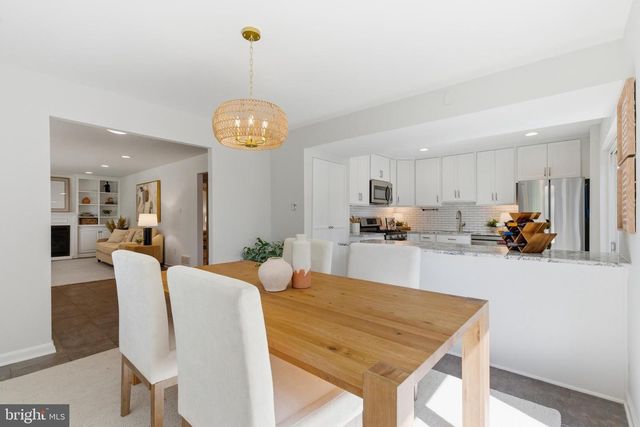 5211 STONINGTON DR, Fairfax, VA 22032