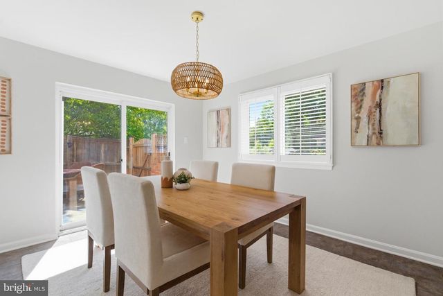 5211 STONINGTON DR, Fairfax, VA 22032
