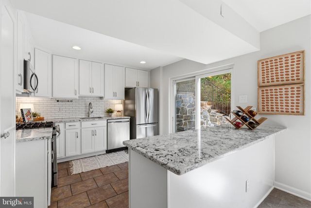5211 STONINGTON DR, Fairfax, VA 22032