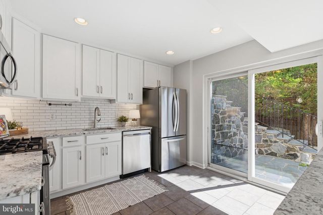 5211 STONINGTON DR, Fairfax, VA 22032